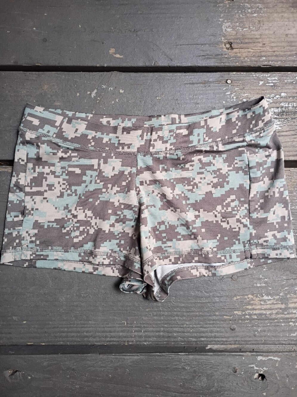 Hooters Women’s Digital Camo Bike Shorts in Mint and Gray Size Medium